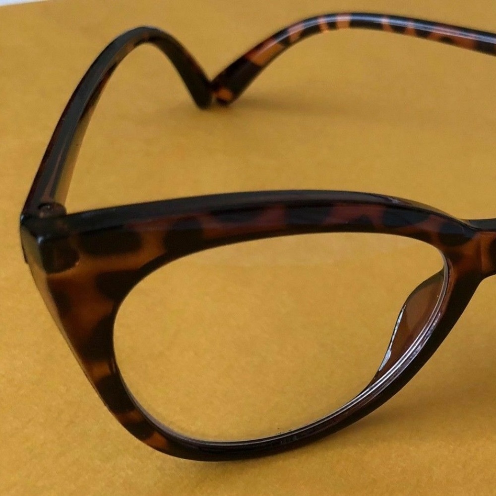 Betsey Johnson +2.50 TORTOISE Large ROUND Readers